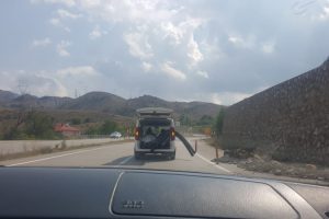 G&uuml;m&uuml;şhane'de trafikte ilgin&ccedil; g&ouml;r&uuml;nt&uuml;