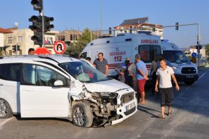 Hafif ticari ara&ccedil;la &ouml;ğrenci servisi &ccedil;arpıştı: 7 yaralı