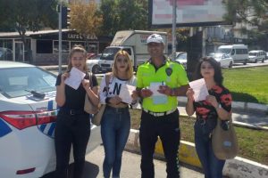 Trafik cezası uygulanan &uuml;niversiteliler, polisle fotoğraf &ccedil;ektirdi