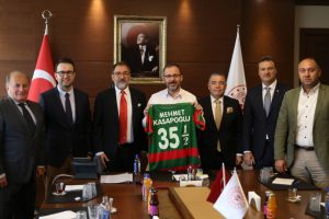 Karşıyaka'da Bakan Kasapoğlu'yla stat zirvesi