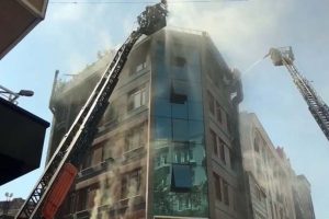 Kağıthane'de 6 katlı bina alev alev yandı