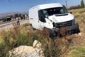Minib&uuml;sle &ccedil;arpışan patpatın s&uuml;r&uuml;c&uuml;s&uuml; &ouml;ld&uuml;