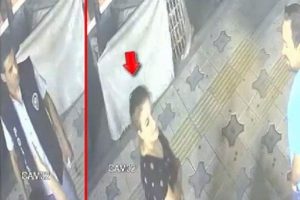 Kendilerini polis olarak tanıtıp, cep telefonu &ccedil;aldılar