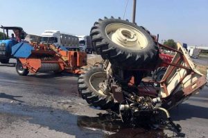 Trakt&ouml;r ile otomobil birbirine giri: 2 yaralı