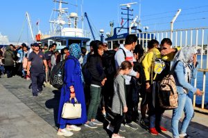 &Ccedil;eşme'de 296 d&uuml;zensiz g&ouml;&ccedil;men yakalandı
