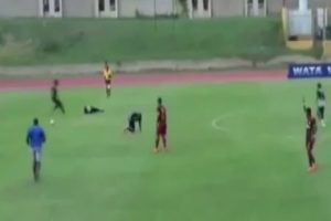 Futbol ma&ccedil;ı sırasında oyunculara yıldırım &ccedil;arptı