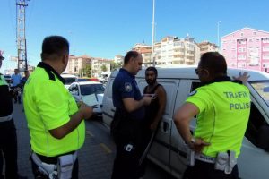 Minib&uuml;s direksiyonunda u&ccedil;ucu madde kullanırken yakalandı