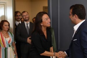 İmamoğlu, tiyatro ve sinema sanat&ccedil;ılarıyla buluştu