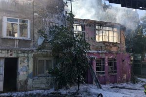 Alev alev yanan binaya bah&ccedil;e hortumuyla m&uuml;dahale etti