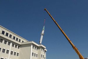 İmam hatip lisesinin &ccedil;atısındaki minare kaldırıldı