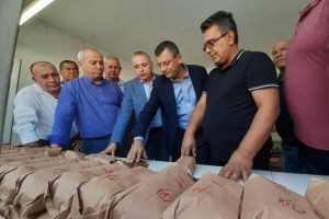 CHP'li &Ouml;zel'den &uuml;z&uuml;m fiyatına eleştiri