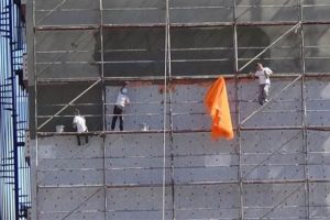 İş&ccedil;ilerin tehlikeli mesaisi! &Ouml;nlem almadan &ccedil;alıştılar