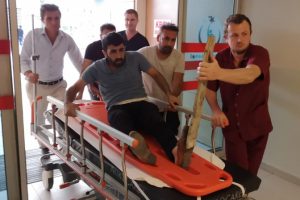 Bursa'da ayağında çivili tahta ile hastaneye kaldırıldı
