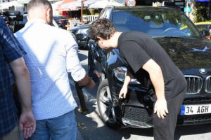 İbrahim B&uuml;y&uuml;kak eşini beklerken duvara &ccedil;arptı!