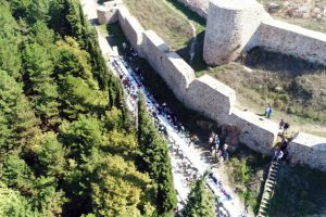 Aydos Kalesi'nde y&uuml;zlerce &ouml;ğrenci kitap okudu