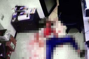 Eski eşini kameralar &ouml;n&uuml;nde defalarca bı&ccedil;akladı