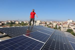 Evinin &ccedil;atısında &uuml;rettiği elektriği dağıtım şirketlerine satıyor