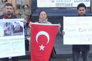 Ukrayna'da T&uuml;rk babalardan protesto: Kızımı geri ver