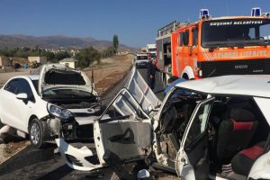 Sivas'ta otomobiller &ccedil;arpıştı: 1 &ouml;l&uuml;, 2 yaralı