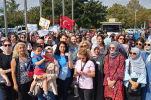 &Ouml;ğretmenlerden İBB &ouml;n&uuml;nde İSMEK protestosu
