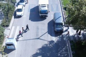 Yayaya yol vermeyen s&uuml;r&uuml;c&uuml;ler drone ile belirlendi