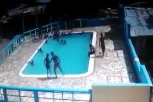 &Ouml;nce havuzda boğdu sonra cenazesine gitti