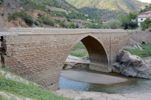 Sular &ccedil;ekilince tarihi k&ouml;pr&uuml; g&uuml;n y&uuml;z&uuml;ne &ccedil;ıktı