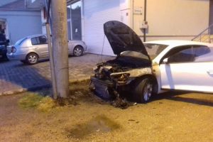 Park halindeki otomobil alev aldı