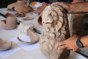 Assos'ta 2 bin 200 yıllık aslan heykeli bulundu