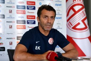 B&uuml;lent Korkmaz: Penaltı kararını VAR sistemi hakemi versin