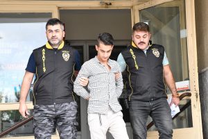 Elleri ve ağzını bantladığı kadının parasını alan zanlı kiracının oğlu &ccedil;ıktı