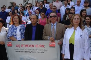 Bursa'da bı&ccedil;aklanan doktora meslektaşlarından destek, şiddete tepki