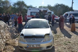 Otomobil duvara &ccedil;arptı: 5 yaralı