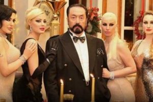 Adnan Oktar'dan duruşmada kadınlara iltifat
