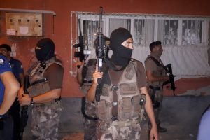 11 yaşındaki &ccedil;ocuğu taciz ettiği iddia edilen şahsın evini vatandaşlar yakmak istedi