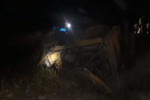 TIR, iş makinesi &ccedil;arptı: 2 yaralı