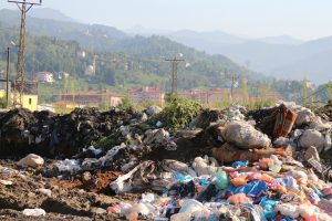 Rize'de dere kenarına &ccedil;&ouml;p d&ouml;k&uuml;lmesine tepki