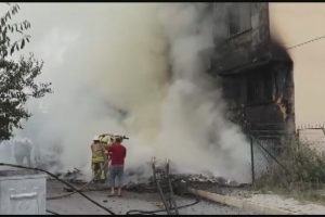 Sokağa atılan eşyalarda &ccedil;ıkan yangın binaya sı&ccedil;radı