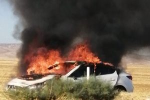 Kaza yapan otomobil alev aldı