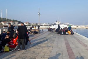 &Ccedil;eşme a&ccedil;ıklarında 170 ka&ccedil;ak g&ouml;&ccedil;men yakalandı