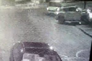 Polisten ka&ccedil;maya &ccedil;alışırken bah&ccedil;e duvarına &ccedil;arptı