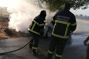 Park halindeki otomobil alev aldı