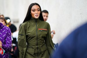 D&uuml;nyaca &uuml;nl&uuml; modelin u&ccedil;ak pozu başına bela oldu