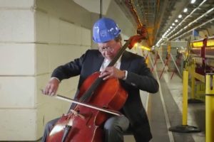 &Uuml;nl&uuml; viyolonist, CERN'de 100 metre derinde Bach &ccedil;aldı
