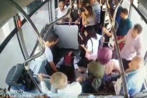 Şof&ouml;r otob&uuml;ste rahatsızlanan yolcuyu hastaneye g&ouml;t&uuml;rd&uuml;