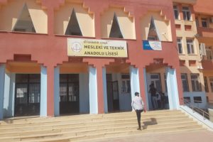 &Ouml;ğretmen, &ouml;ğrencilerinin g&ouml;z&uuml; &ouml;n&uuml;nde bı&ccedil;aklandı