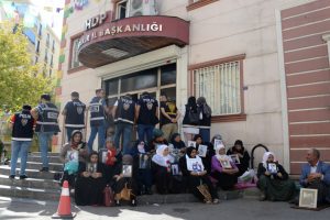 HDP &ouml;n&uuml;ndeki eylemde 18'inci g&uuml;n