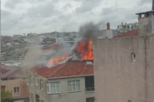G&uuml;ng&ouml;ren'de 5 katlı binanın &ccedil;atısı alev alev yandı