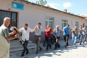 İnternete kavuşan k&ouml;yl&uuml;ler kutlama yaptı
