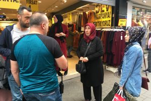 Yaşlı kadının &ccedil;antasından emekli maaşını &ccedil;aldılar